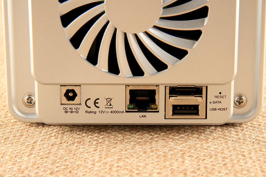 極致兩盤位 鐵威馬F2-300網(wǎng)絡(luò)存儲(chǔ)器圖賞